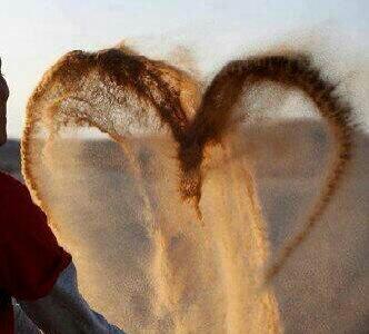 أسباب السعادة ؟
 أن يكون لديك :
 عيناً ترى الأجمل
 وقلباً يغفر الأسوأ 
وعقلاً يفكر بالأفضل 
وروحاً يملأها الأمل
#نصيحة_ميمي