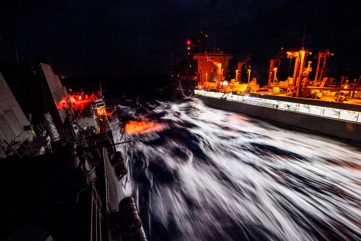 Delivering day or night! 

The @MSCSealift 🚢 USNS Walter S. Diehl resupplies #USSMustin in the #SouthChinaSea.