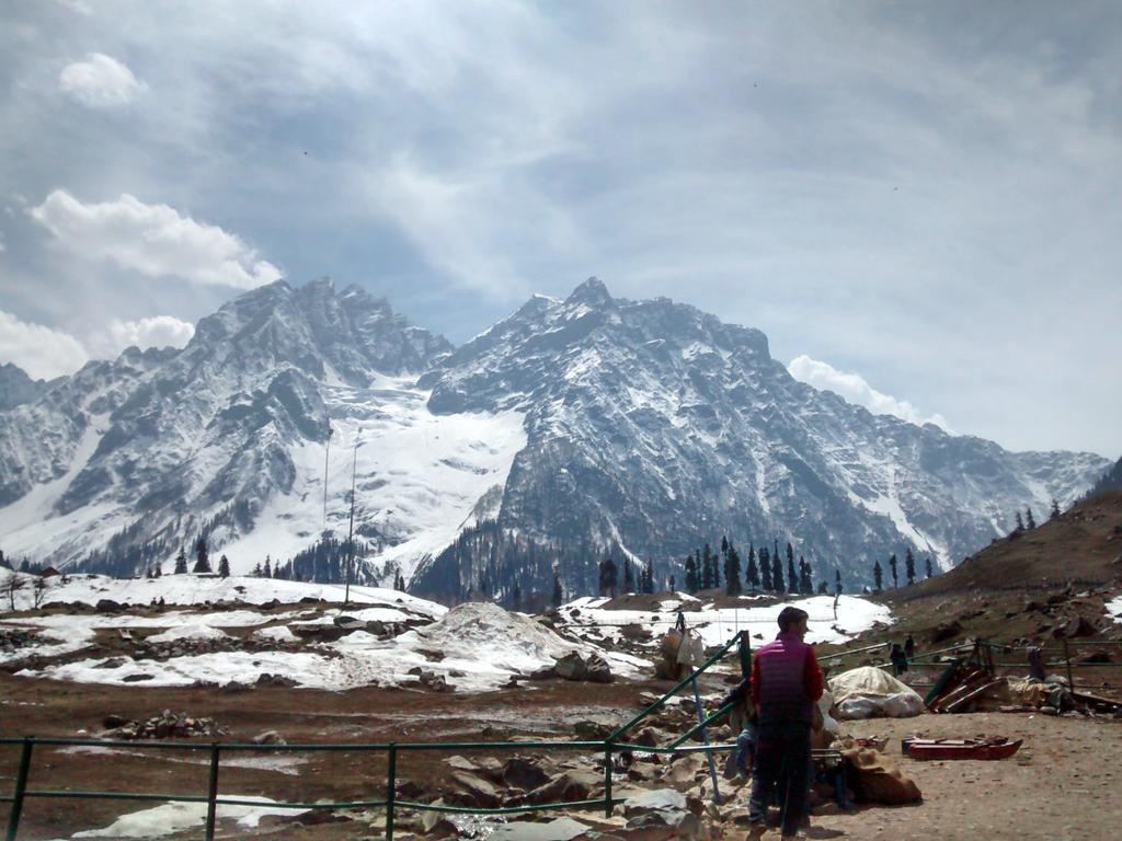 unji_p's tweet image. In awe with Paradise on Earth's beauty, but saddened by the way they #loot you in the name of #propoor #tourism at tourist spots @TourismJK @tourismgoi @JandKTourism
#Kashmir #incredibleindia #beautifulbutharrassed #harassmentintourism #unorganised #keepfixrateskashmir