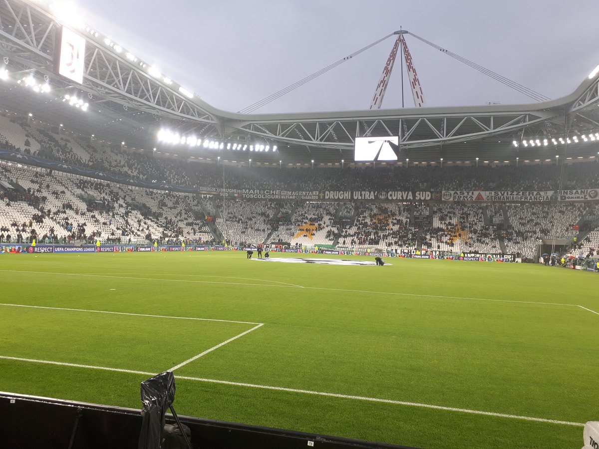 DennisBonotto's tweet photo. Serata di #Champions bagnata........ #SkySport #UCL #FinoAllaFine #JuveReal @juventibus https://t.co/BPTYlMtgoV