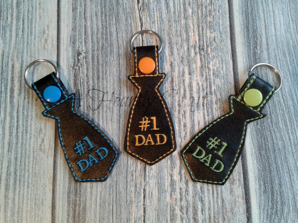 AHeartlyCraft's tweet photo. #1 DAD Key Fob Chain @AHeartlyCraft https://t.co/FVdETDN5YE #dad #father #daddy #No1 #Fathersday #FathersDay2018 #Teahour #wnukrt #Womaninbiz #smallbiz #onlinecraft #craftbuss #etsylove #eshopuk #hmnation #htlmp #hmuk #TuesdayMotivation https://t.co/GfVfcbIRpc