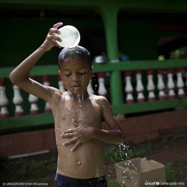 El agua es un derecho, no un privilegio.

🔸 2.100 millones de personas no tienen acceso a agua potable.
🔸 135 millones viven en América Latina y el Caribe.

No desperdicies el agua porque #CadaGota cuenta 💧.
Vía <a href="/uniceflac/">UNICEF Latin America</a> #ParaCadaNiño 
un.org/es/events/wate….