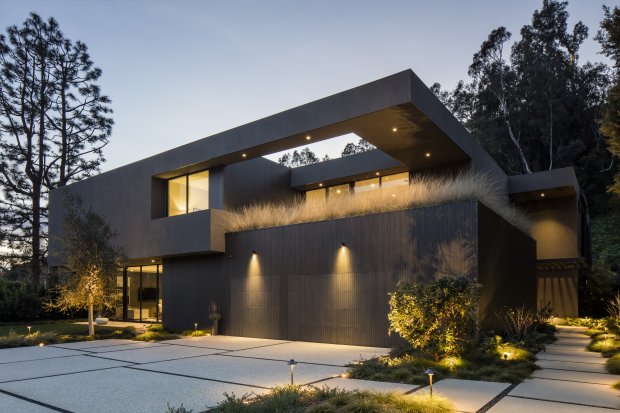 Tour this modern marvel in Santa Monica, designed by <a href="/MarmolRadziner/">Marmol Radziner</a> that can be yours for $16.9M  bit.ly/2H89Kn4