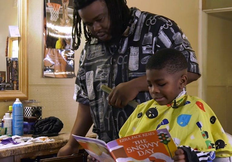 Cool dudes are reading books. Check out this great story about barbers promoting literacy with just a shelf of books, a 25 minute haircut, and an adult who truly cares. buff.ly/2FCWZ3b #kidlit #kids