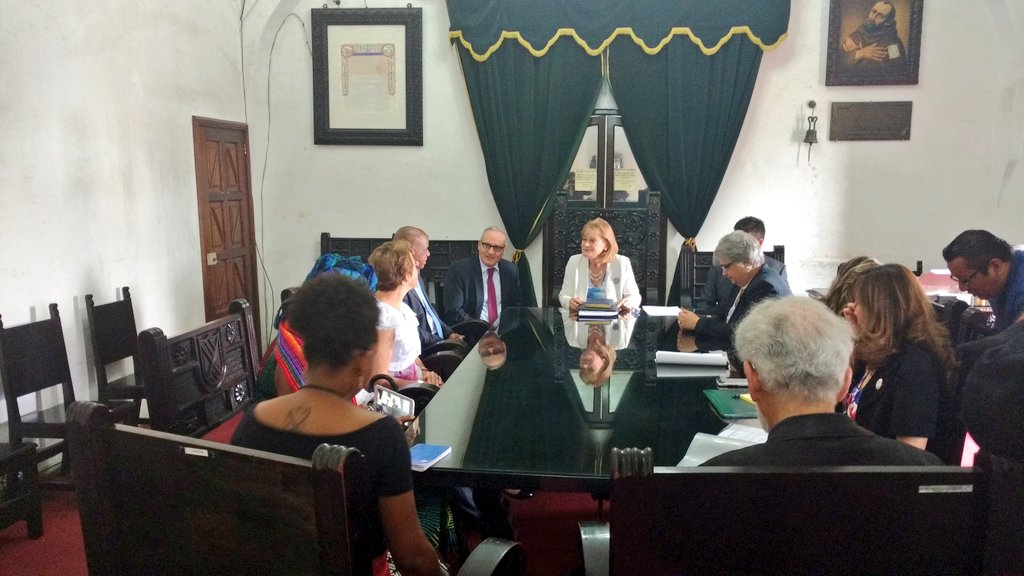 FranciaenGuate's tweet photo. Inicio de la reunión con la alcaldesa de Antigua Guatemala @LaAntiguaGt , Sra Asensio, en presencia del alcalde de Saint-Pierre Sr Rapha y embajador JHSM @FranciaenGuate para el proyecto de hermanamiento entre las dos ciudades. https://t.co/CsNkDxRDIG