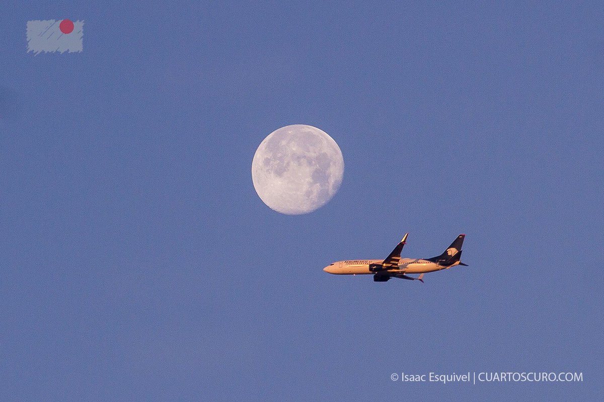 #LaDiaria #MéxicoEnImágenes | Amanecer fresco y despejado en la ciudad de México, además se registra una buena calidad del aire, debido a que continúan las vacaciones en los planteles de educación básica.  
Foto: Isaac Esquivel | CUARTOSCURO bit.ly/2ioR2zN