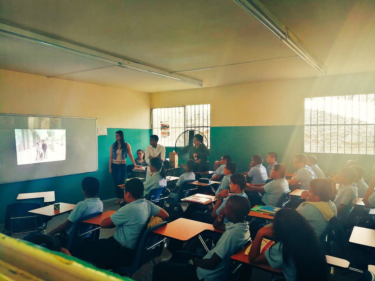 tareatuitera's tweet image. Así empezaron las charlas con los grupos de 7mo y 8vo grado en el Instituto América sobre uso de #rrss 
Los estudiantes de la clase de  #PerdDig18 de @USMApanama en acción #ComDigital 
🎥📸👉