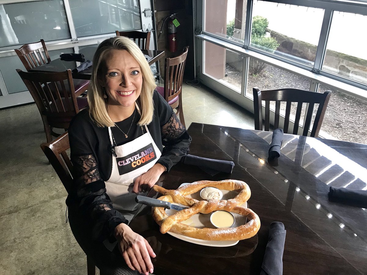 clevemetroparks's tweet photo. BIG thanks to @jenpicciano for stopping by Merwin's Wharf to help make a BIG pretzel! This 24 oz. freshly baked pretzel topped with salt and served with Wharf mustard and beer cheese is impressive and delicious! 🥨 #CleCooks https://t.co/RDZ7Z8ENHS