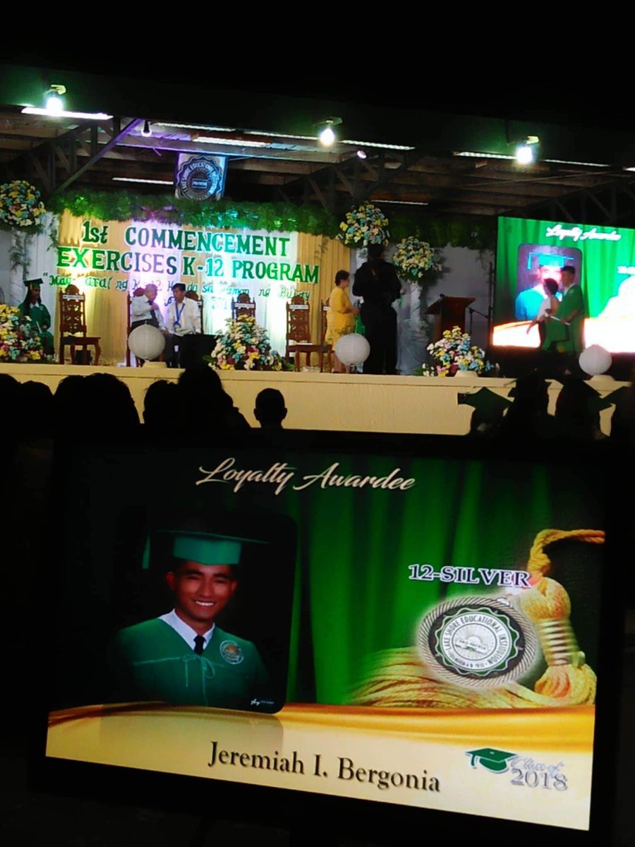 jeremayuuuh's tweet photo. A year full of ups and downs, but still I'd overcome itππ Congrats self! And congrats to my fellow graduatesπ
#LoyaltyAwardee
#WithHighHonors
#Top3Overall https://t.co/yZ3vqic3e1
