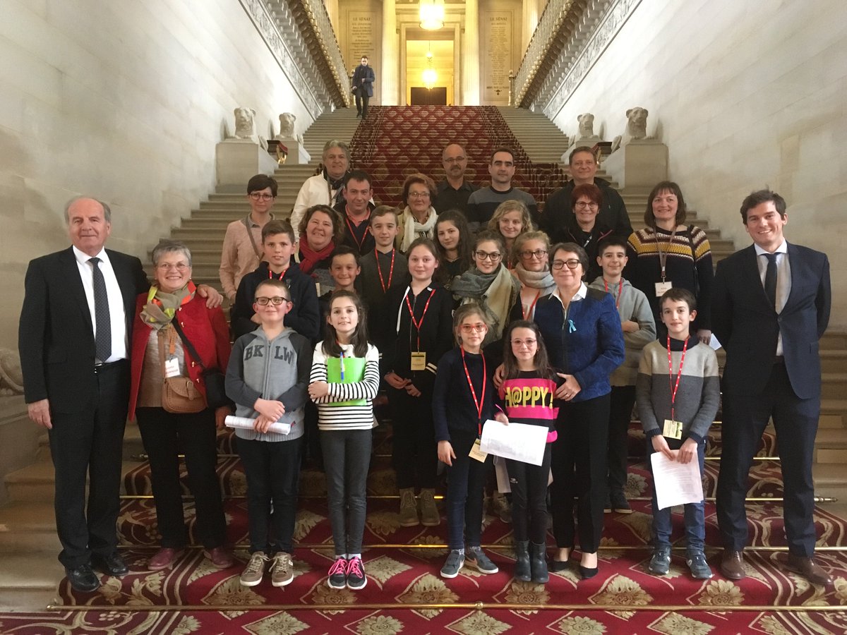 imbertcorinne17's tweet photo. Aujourd'hui visite des conseils municipaux de jeunes des communes de Saint-Pierre-la-Noue et de La Devise. Un grand merci à eux pour leur curiosité et leur engagement citoyen. #Sénat https://t.co/vhK9mG4BAc