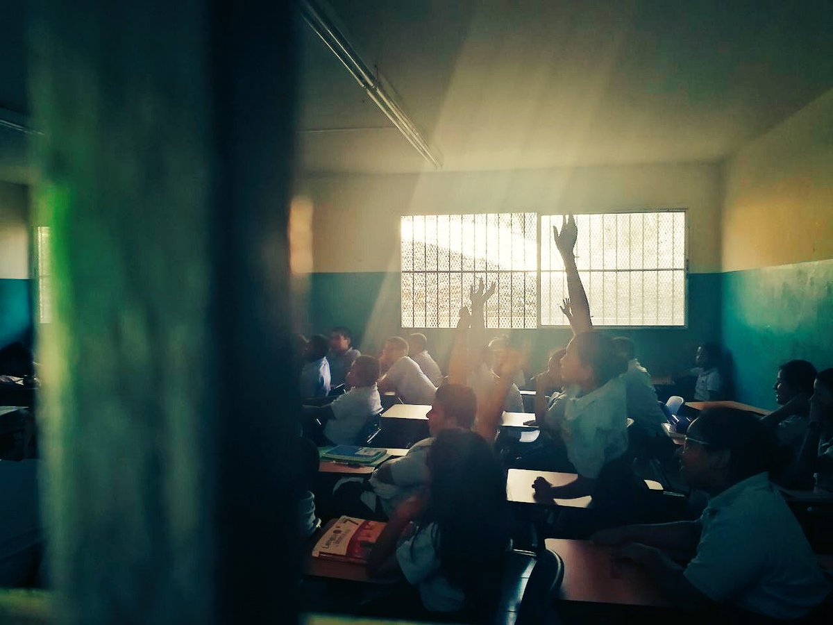 tareatuitera's tweet image. Los estudiantes de #PerdDig18 de @USMApanama hablaron en el Instituto América sobre cómo sacarle provecho a las #rrrss y cómo estar atentos/prevenir los riesgos de su mal uso💪💪💪
#ComDigital