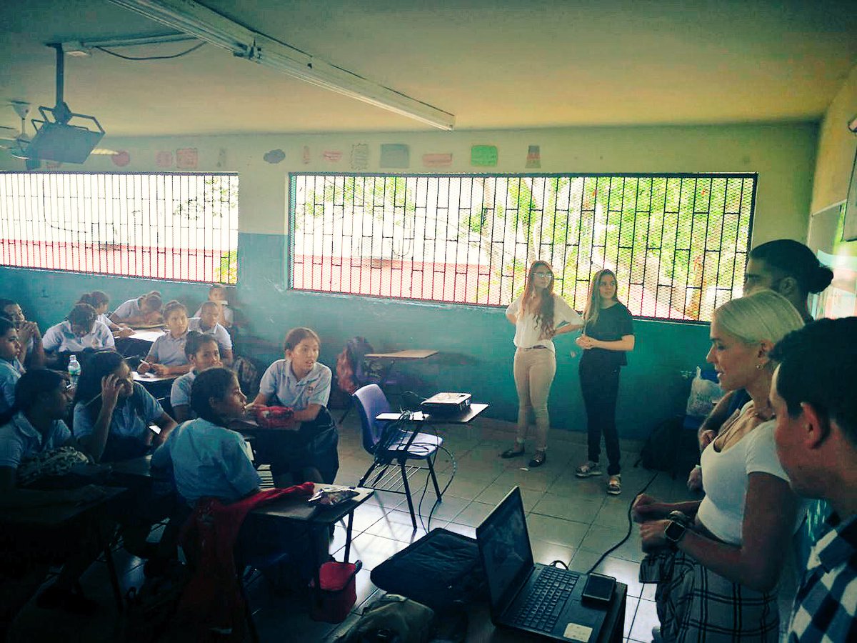 tareatuitera's tweet image. Los estudiantes de #PerdDig18 de @USMApanama hablaron en el Instituto América sobre cómo sacarle provecho a las #rrrss y cómo estar atentos/prevenir los riesgos de su mal uso💪💪💪
#ComDigital