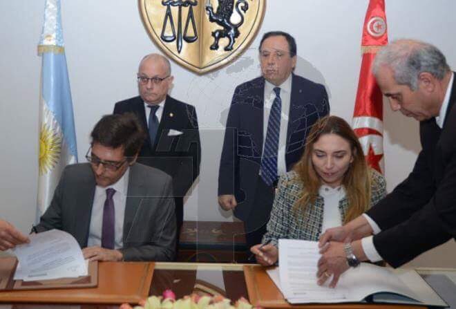 Mme Chiraz Latiri DG du CNCI, M. Fernando E. JUAN LIMA Vice-Président de l’INCAA signant la convention de coproduction cinématographique et de coopération dans le domaine du cinéma