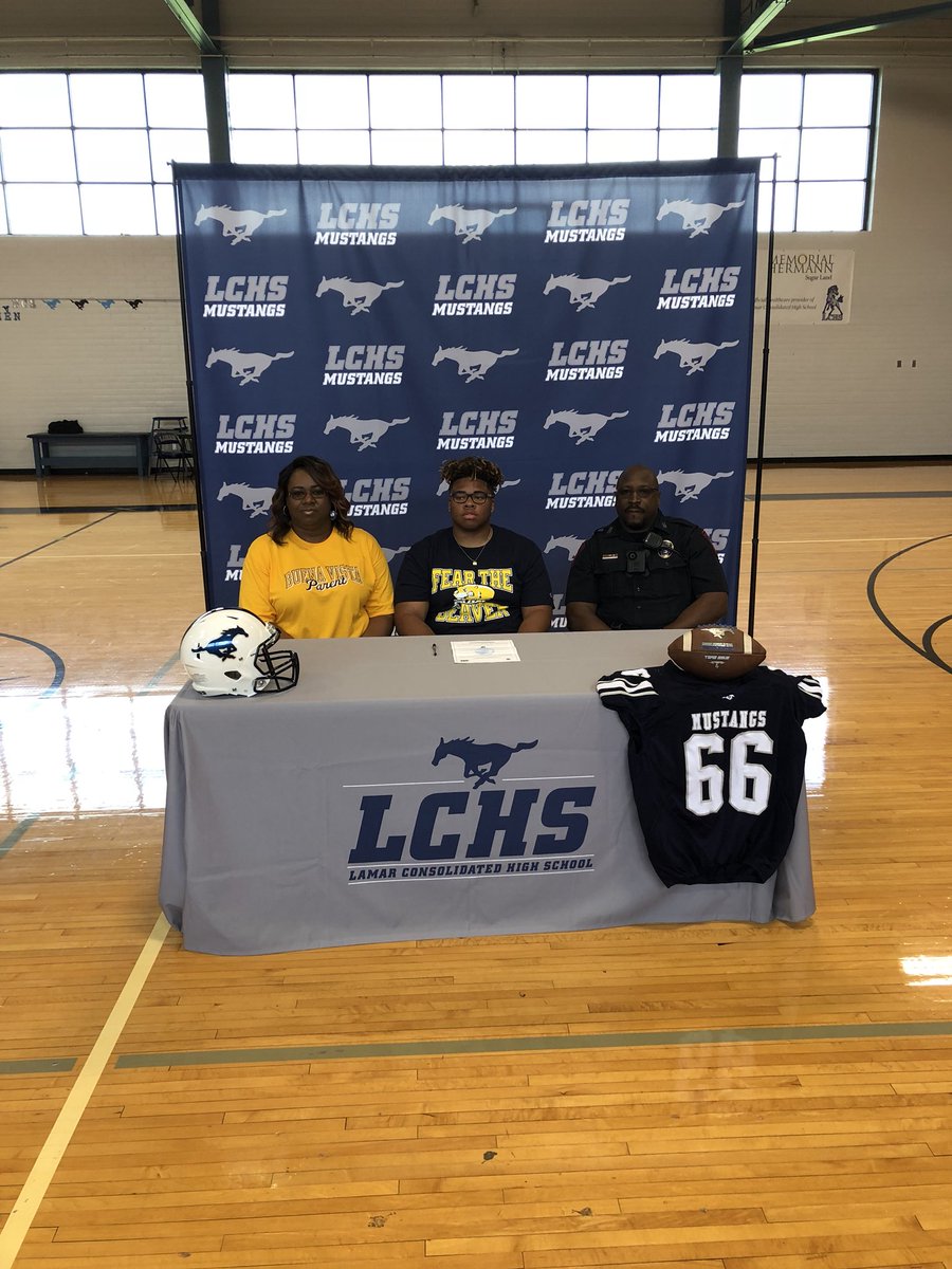 Congratulations to Drake Staten!
Signed a letter of Intent to play football at Buena Vista University I’m in Iowa.