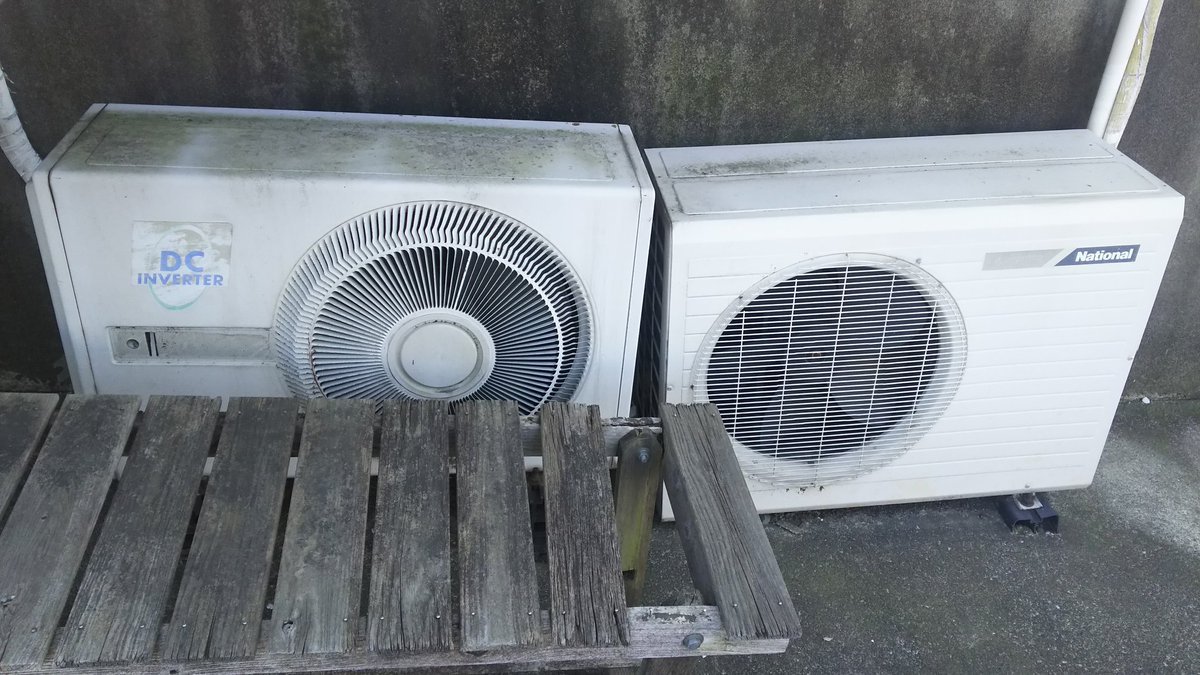 日立とナショナルのエアコン室外機 日立：DC INVERTER 右目 4枚羽根 左