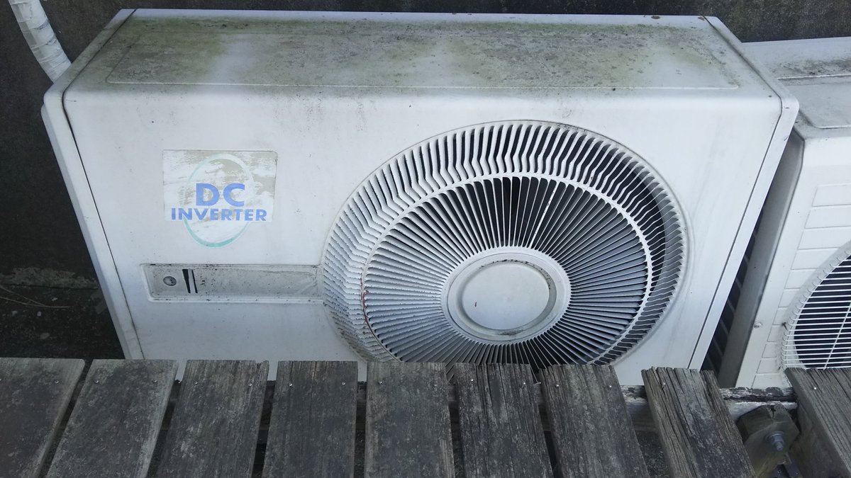 日立とナショナルのエアコン室外機 日立：DC INVERTER 右目 4枚羽根 左