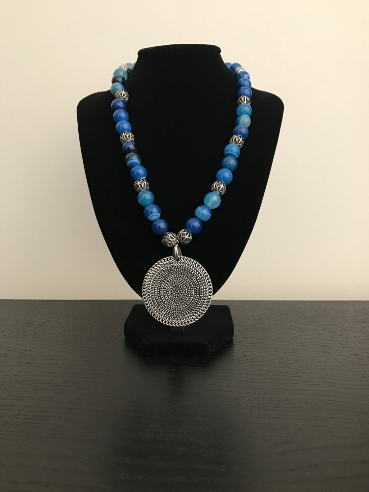 Croutique's tweet photo. Handmade necklaces adorned with a variety of precious stone colours! Choose yours 💎.
#Croutique #jewellery #handmade. https://t.co/htzBvuui25