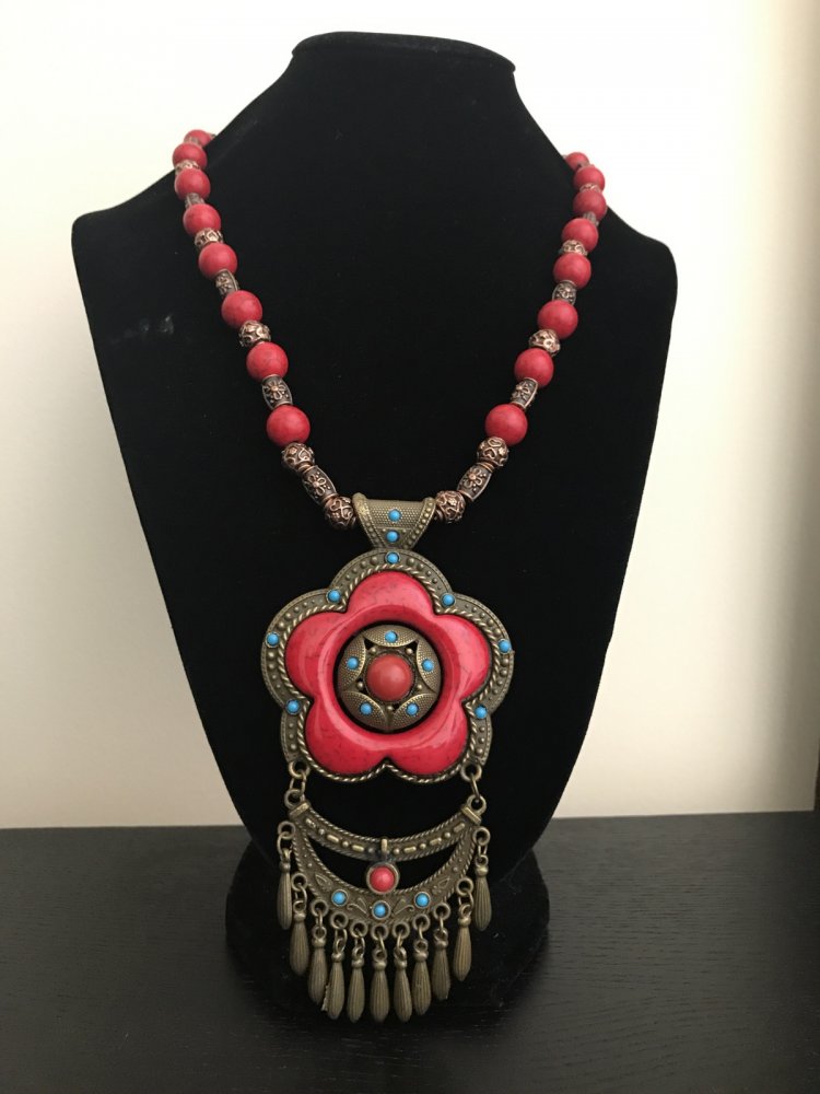 Croutique's tweet photo. Handmade necklaces adorned with a variety of precious stone colours! Choose yours 💎.
#Croutique #jewellery #handmade. https://t.co/htzBvuui25