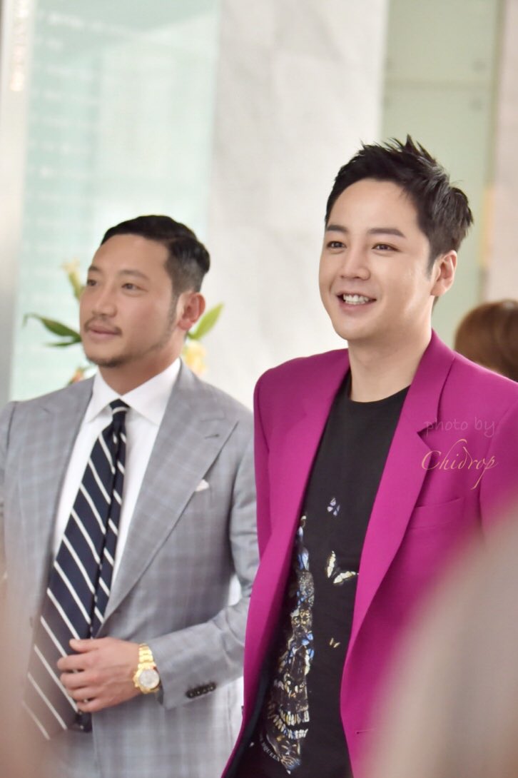 DZ3BAWAVAAAuWKg.jpg:large