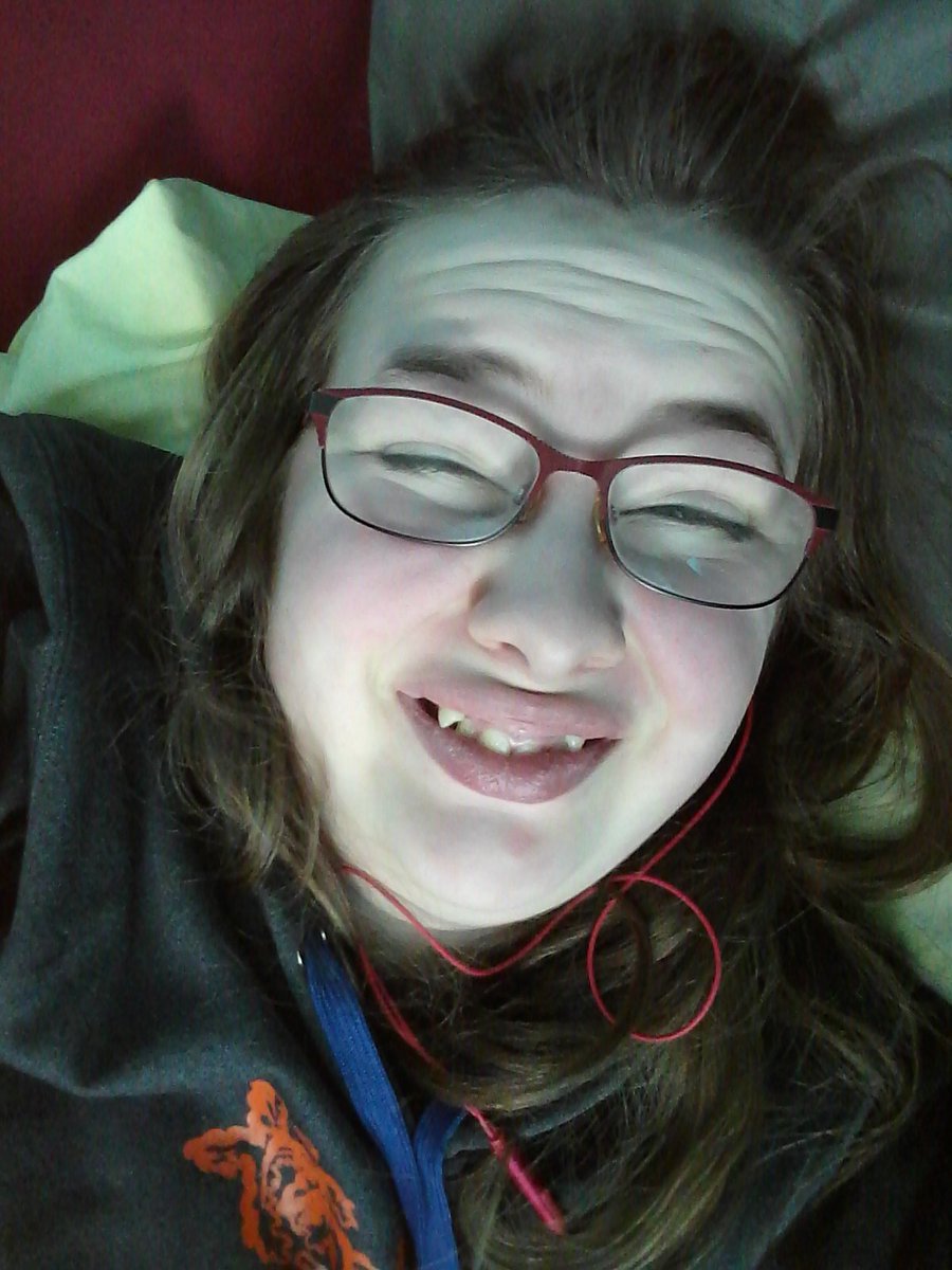 TheBbea's tweet photo. I'm still in my beeedd
I'm not really comfortable rn
#Tuesdayselfie #whylife #dork #dorkseries #wanttosleep https://t.co/OOLktxQ6a5
