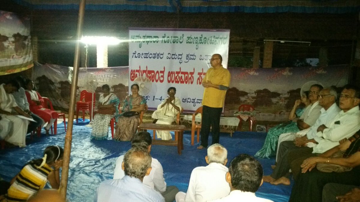 anki_neerpaje's tweet photo. Hunger Strike by the farmers &amp; villagers until death continues and 3 days are over!

The so called intellectuals and organisations like are mum and have no guts to "just ask" against the issues!
#LetMeLive https://t.co/pw9cYanzwX