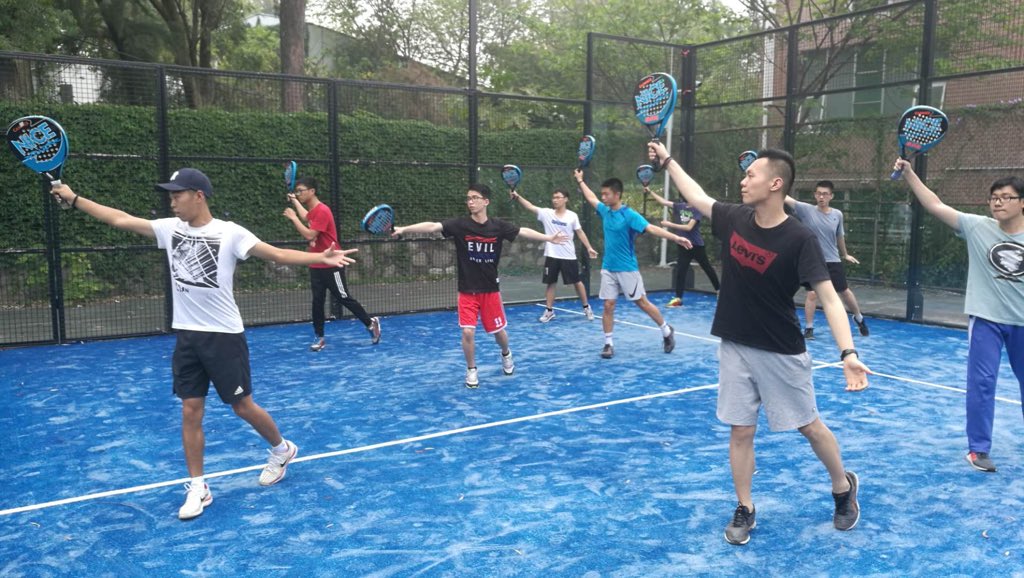 NICHUNLEI's tweet photo. College students are learning to play padel。Guangzhou，China https://t.co/e3YfQqCZWd
