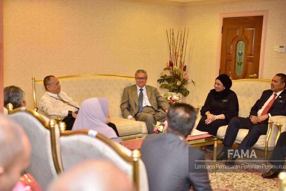 FAMA_Malaysia's tweet photo. Sekitar kunjungan hormat Pengurusan FAMA ke atas Menteri Pelancongan &amp; Kebudayaan
Dato’ Seri Mohamed Nazri  Abdul Aziz bagi menjalinkan hubungan kerjasama strategik dengan Agrobazaar Malaysia Di Singapura (ABMS). https://t.co/YrNxyEpKcy