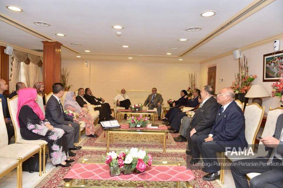 FAMA_Malaysia's tweet photo. Sekitar kunjungan hormat Pengurusan FAMA ke atas Menteri Pelancongan &amp; Kebudayaan
Dato’ Seri Mohamed Nazri  Abdul Aziz bagi menjalinkan hubungan kerjasama strategik dengan Agrobazaar Malaysia Di Singapura (ABMS). https://t.co/YrNxyEpKcy