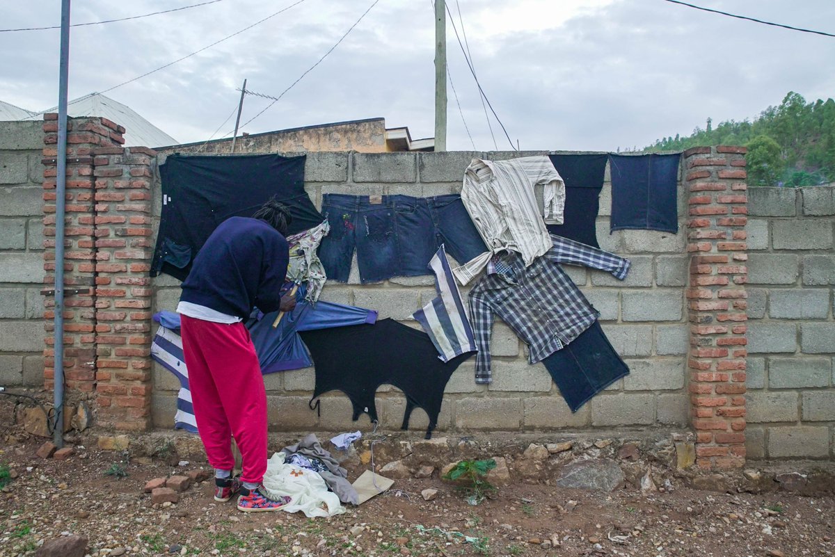 BigMenProject's tweet photo. "By holding weekly art classes with girls, I want to end the gender gap in the art industry" - Bruce Nuyunkuru Canda, Visual artist, Kigali. #feminism #masculinity #heforshe #kigali #rwanda #africa #artist https://t.co/SlPl2yw5PW