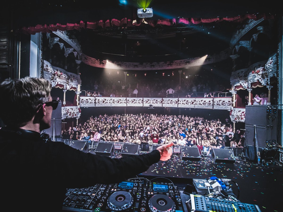raykeoghmedia's tweet photo. @djjohngibbons // @olympiatheatre  // 2-4-18 https://t.co/avFrFHkP24