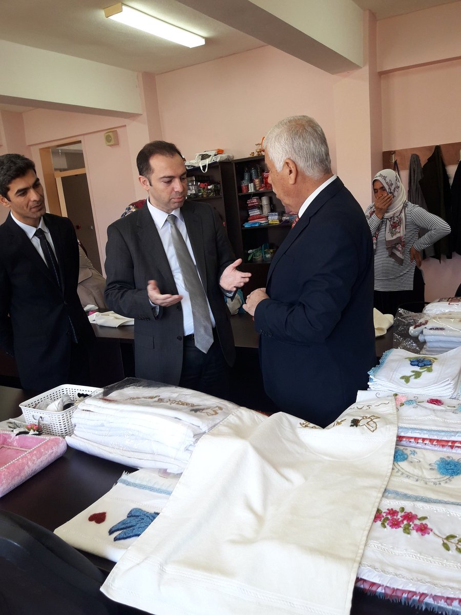 Şanlıurfa Karaköprü Kaymakamımız Ahmet YILDIZ Halk Eğitim Merkezimizde sodes kapsamında  devam eden Mozaik,El Sanatları,Gümüş işletmeciliği ve Bahçivanlık kurslarını denetledi.Kaymakamımıza verdiği destekten dolayı teşekkür ederiz.