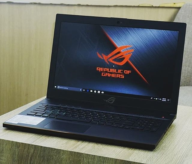 hungrygeeksph's tweet photo. The ASUS Zephyrus might be a little thicker than its predecessor but it has a longer battery life, better cooling, and a 6-core Coffee Lake processor inside. https://t.co/GVWrSL7qH3