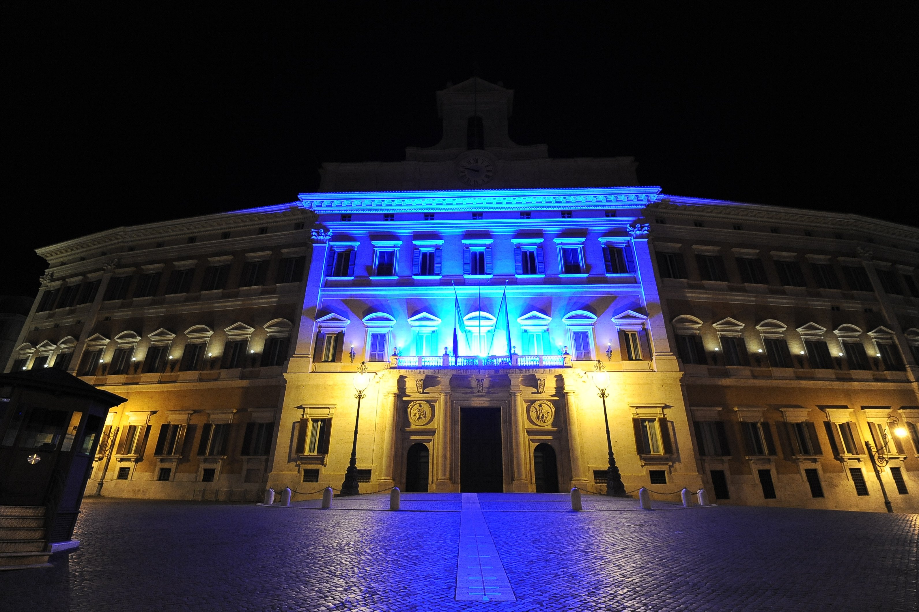 Camera dei deputati on Twitter: &quot;In occasione della Giornata Mondiale della consapevolezza sull&#39;#Autismo, la facciata di Palazzo Montecitorio si è tinta di blu nella notte del 1° aprile. Monumenti e palazzi di