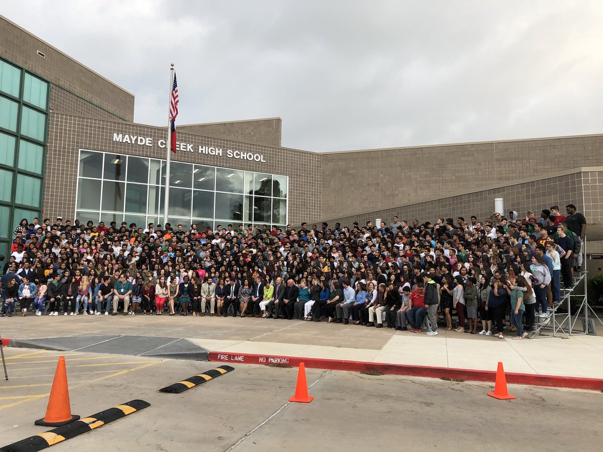 mchs_yrbk's tweet photo. Happening now: Senior class takes their panoramic picture. #MaydeForThis #ClassOf2018 https://t.co/zKZXj4OYoV