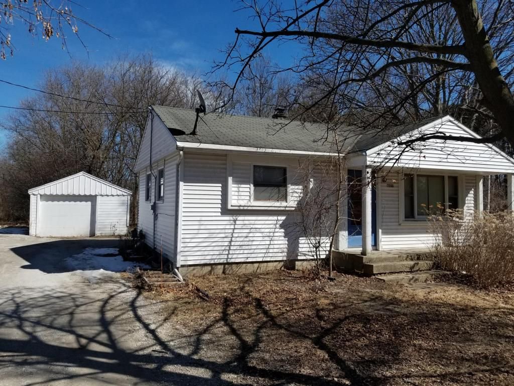 TheLienTeam's tweet photo. Bring your ideas ๐ก! Front porch, large living room and large picture window! Nice sized bedrooms ๐๐and eat in kitchen๐ฅ๐ฎ! Great location on nearly 3/4 of an acre, partially wooded lot๐ฒ! Across from Tripoli Country Club!๐
#dreamwithlien #thejefflienteam #FixerUpper #MKE https://t.co/DGq6pFADKT