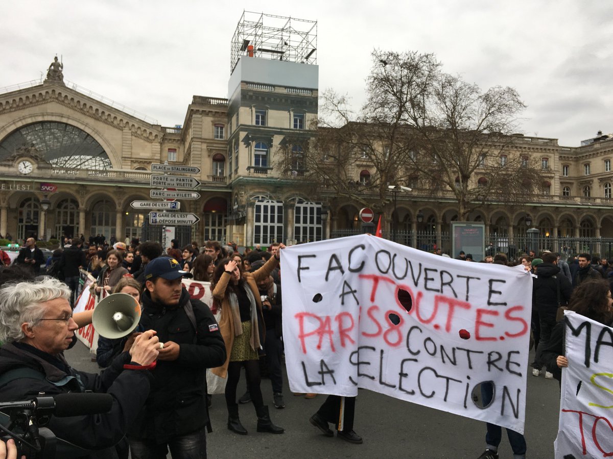 JLMelenchon's tweet photo. Aux côtés des cheminots et cheminotes en lutte pour défendre le service public du rail. Des étudiantes et étudiants se sont joints au cortège. #JeSoutiensLaGreveDesCheminots #JesoutienslesCheminots https://t.co/eyujNBOic8