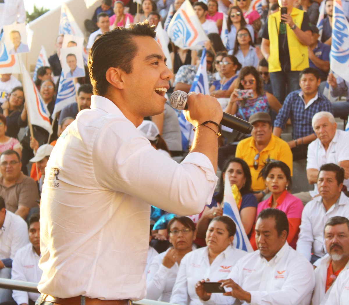 FeliFerMacias's tweet photo. Arranque candidatos a Diputados Federales y Senadores #PorMÉXICOalFRENTE! Vamos JUNTOS, UNIDOS, con FUERZA, con FE a escribir la NUEVA HISTORIA de MÉXICO! @makugo @LupitaMurguiaG #AlexCano https://t.co/i8aRFPzKW8
