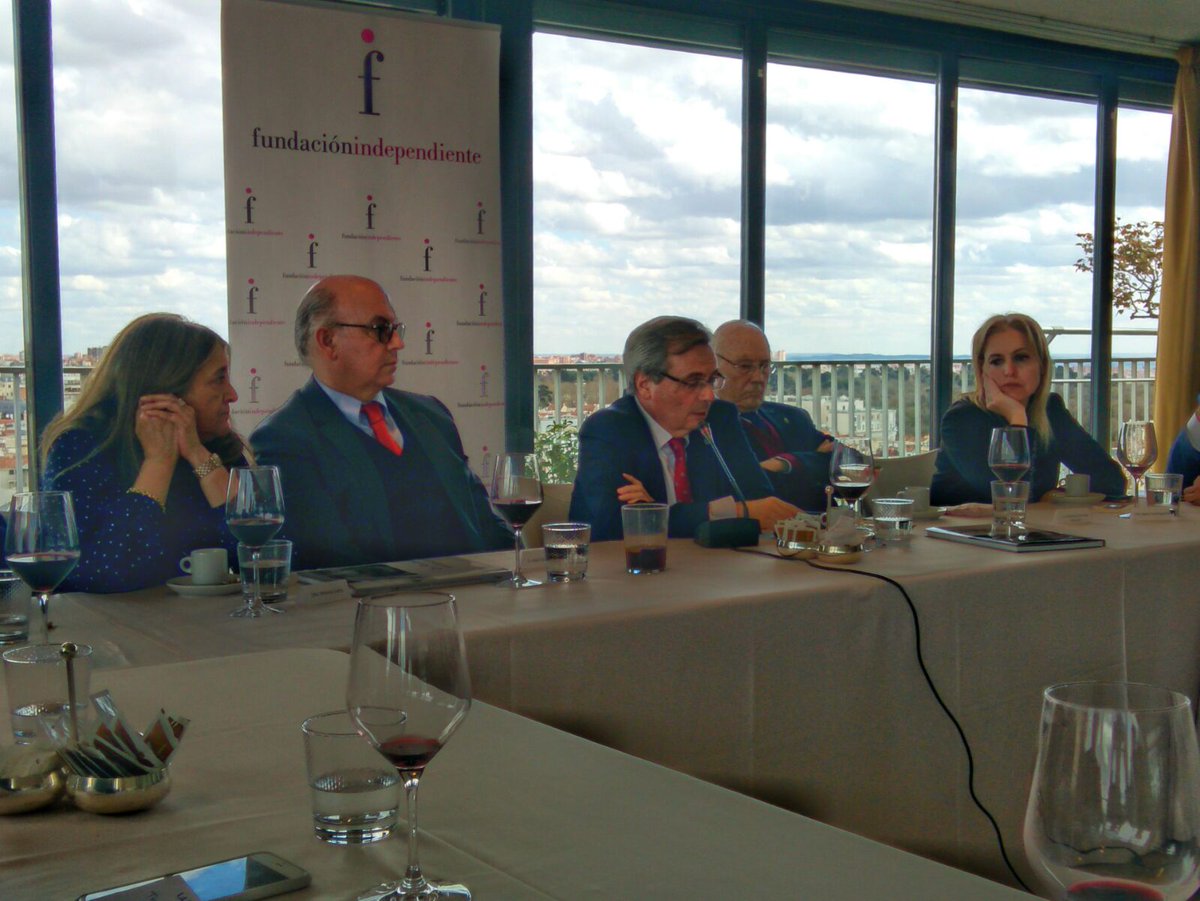 CryoBiomed's tweet photo. Cryobiomed with Rafael Matesanz, creator and founder of the Organización Nacional del Transplante (National Transplant Organization) of Spain, in @ClubFinanciero Génova. https://t.co/nZNFaujWGw