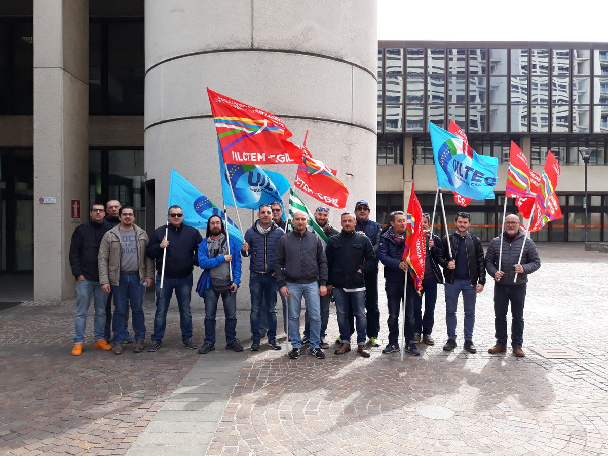 gruppopder's tweet photo. Il consigliere @paolocalvano ha espresso solidarietà ai dipendenti di #Vinyloop, durante il sit-in davanti alla sede della Regione. 
https://t.co/NimAbwxm8C https://t.co/9ATy0v2wgZ