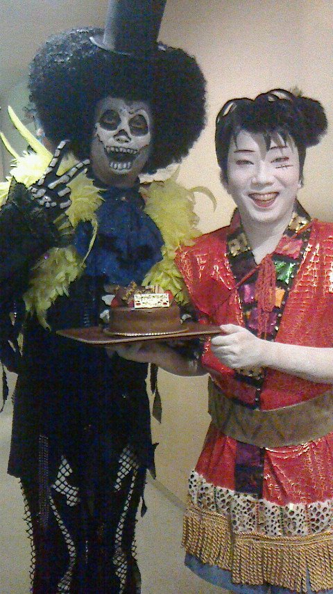 下村 青 Official No Twitter 今日は４月３日 終演して楽屋に戻ろうとすると 猿之助さんが ブルック お誕生日おめでとう ヨミヨミの実の能力者だからねっ と 四代目とのツーショットと頂いたケーキ 結構 原作勉強したけど誕生日には気付かなかった