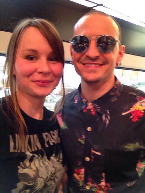 DomiLovesLP's tweet photo. 1 year feels like forever! But I´m so glad that I meet you guys, that @ChesterBe gave me this heartwarming hug,that you speak 2 me and that I also met the amazing @mikeshinoda. Mike, Im so proud of you, you helped us so much over the past few month. I hope we see each other again https://t.co/YHHEgHhnoR
