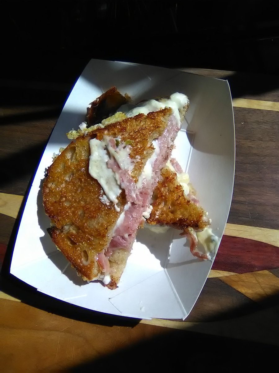 omnomnomelettes's tweet image. Sometimes when I cut the grilled cheese, the chive whipped farmers cheese oozes out. No problem!  I just smear it back on!  #chefhacks #cantcontainthecheese #twithaca