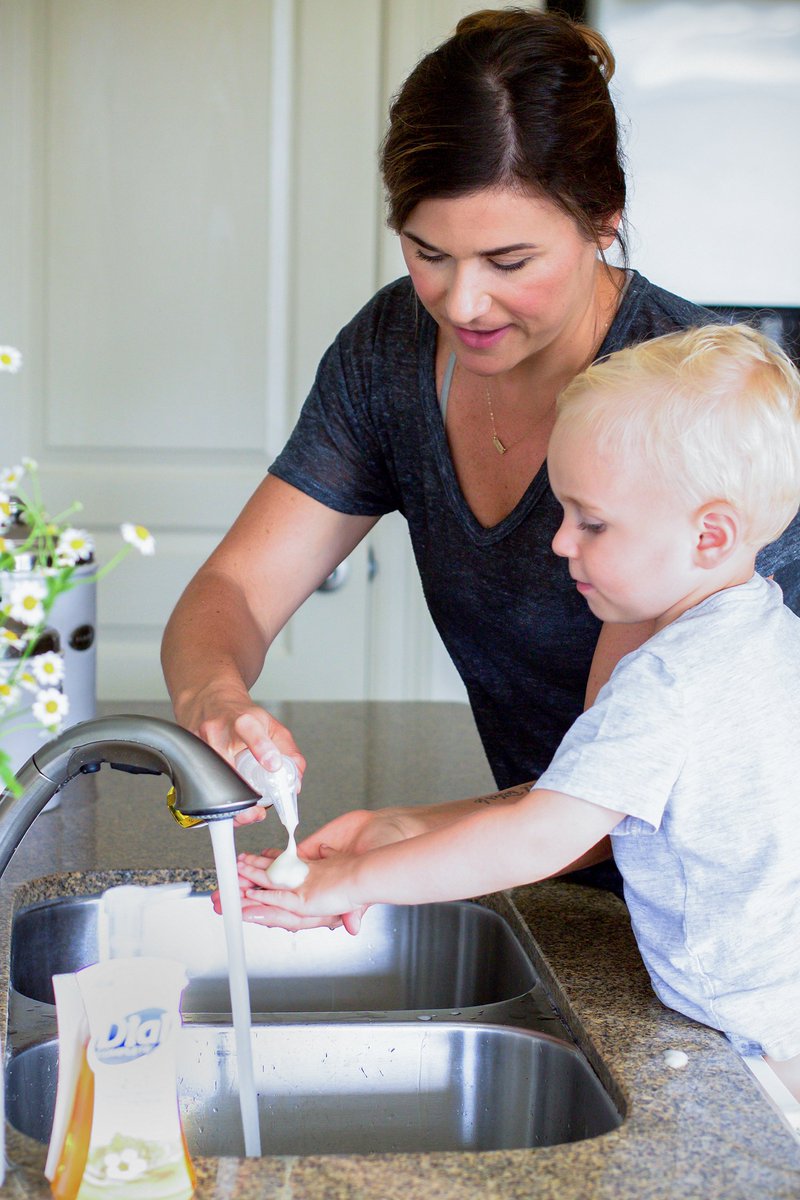 MyDiaryofUs's tweet photo. I am loving NEW! Dial Complete® 2 in 1 Moisturizing & Antibacterial Foaming Hand Wash to keep our hands bacteria free and moisturized when Parks is helping in the kitchen! More on the blog today! #ad #Dial2in1 #DialCompletesUs #2in1
https://t.co/IJOY1u7Vs0 https://t.co/AyMKTIzGav