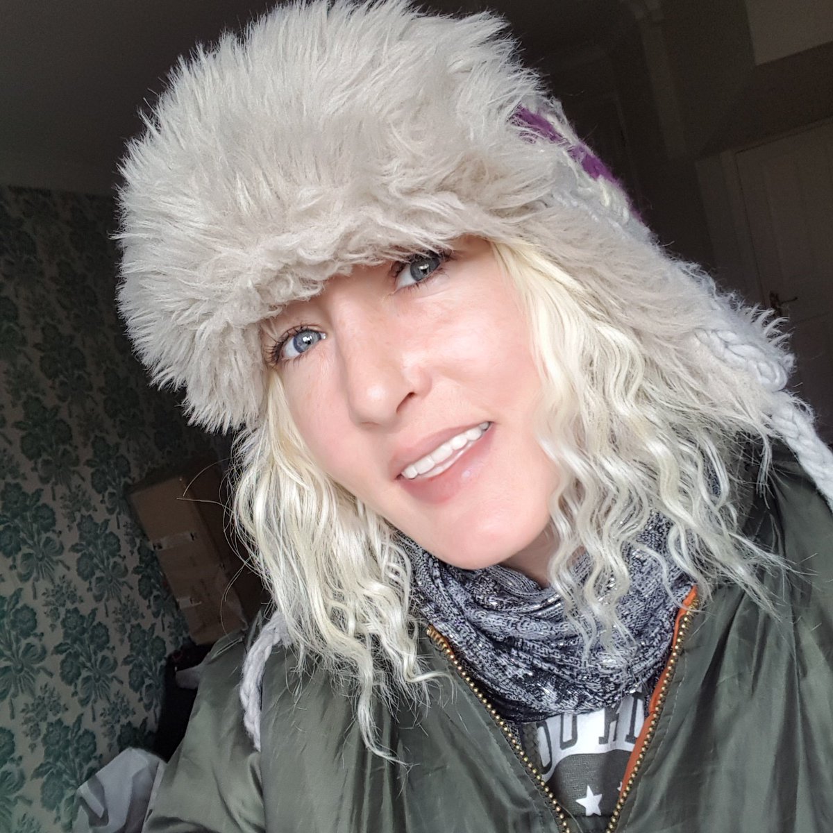 EmmaJaneBailey2's tweet photo. New gnashers start of new me boom! https://t.co/0pczfI9zkr