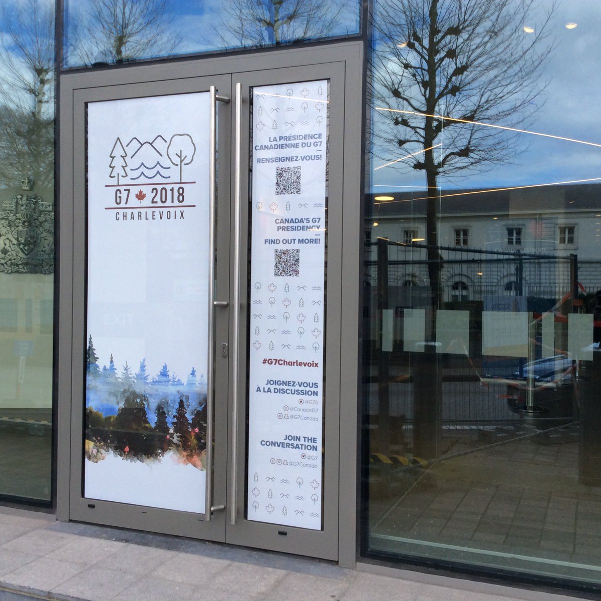 Canada2EU's tweet photo. It’s now even easier to get all the latest on 🇨🇦 #G7Charlevoix Presidency. #YellowBear helpfully points the way to #EspaceCanada and our scannable #G7 door! https://t.co/nFWVmqUzXO