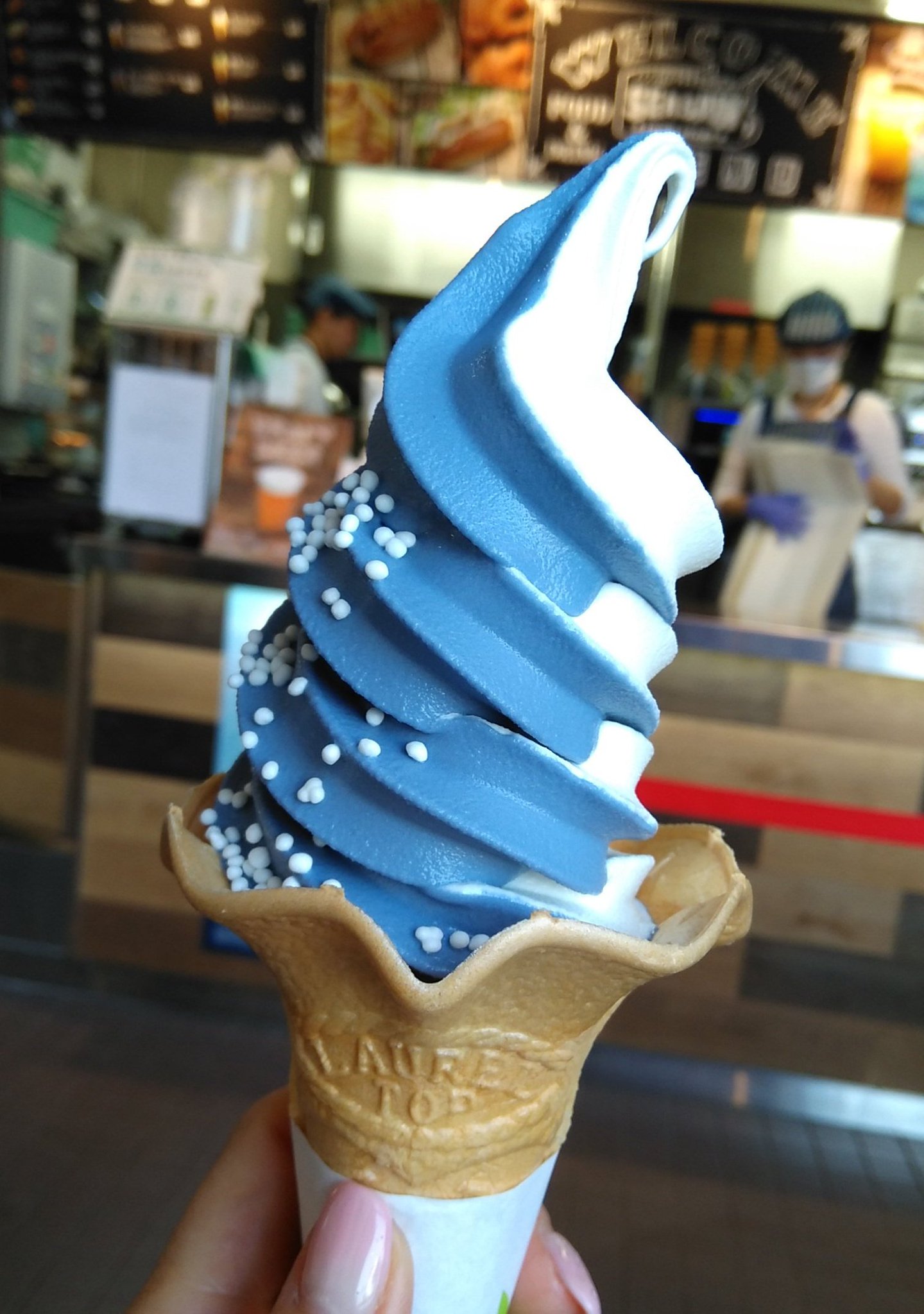 Punyuko A Twitter ポケモン聖地に出向いたのは 青いソフトクリーム食べるため ٩ ๑ 0 ๑ ۶ジンベエザメソフトクリーム400円也 ポケモン聖地 ポケモンgo 天保山 ジンベエソフト