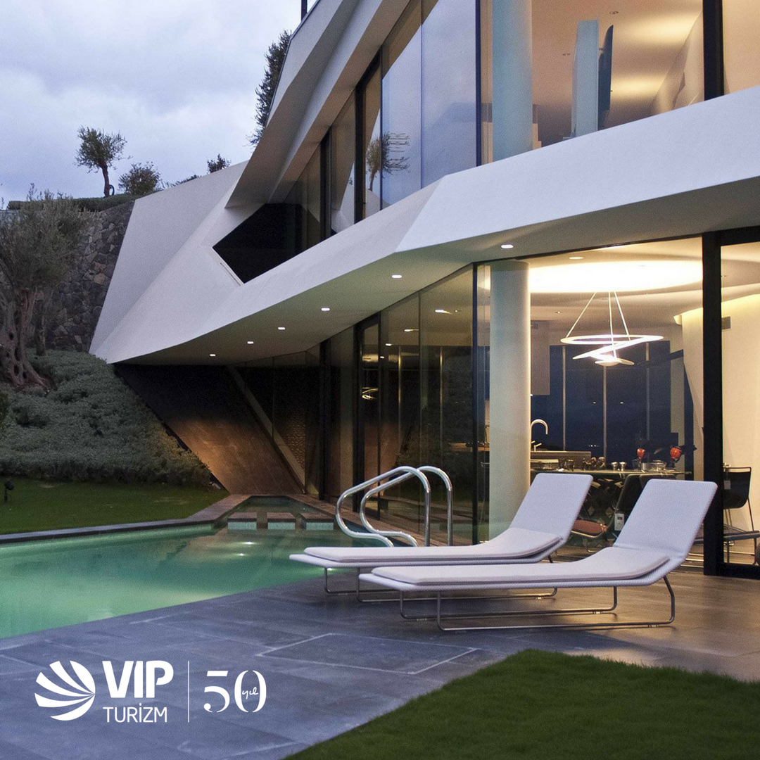 VIPTurizm's tweet photo. Size özel villada lüksü ve denizin enginliğini hissedin!
32 metrelik geniş salon penceresi ile muhteşem deniz manzarası ayaklarınıza seriliyor. #vipturizm  https://t.co/THJXbZ0nAZ https://t.co/ebL8NlXQbp