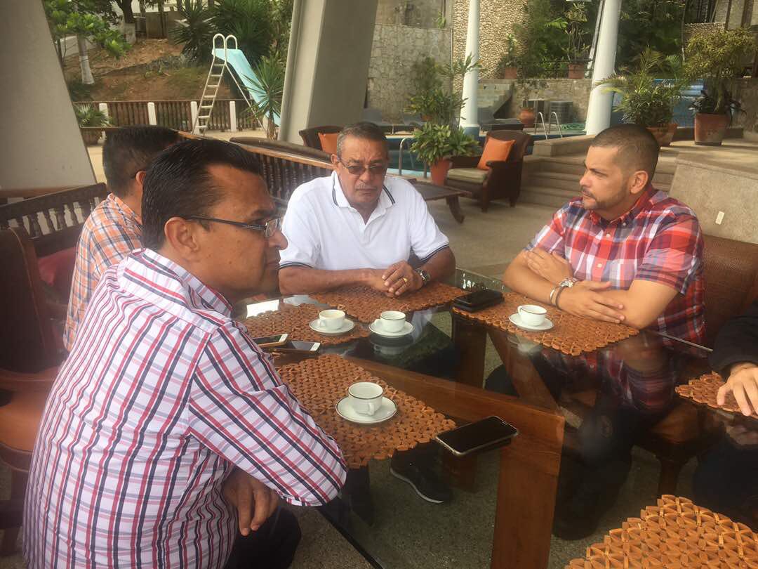 Omar_PrietoPSUV's tweet photo. En este momento, reunidos con el Gobernador Jorge García Carneiro para compartir experiencias del Edo. Vargas en los sectores Minero, aeroportuario y exportación.
Queremos nutrirnos de las buenas obras para aplicarlas en el Zulia y lograr el éxito en beneficio del pueblo . https://t.co/8qO7qUMuGg