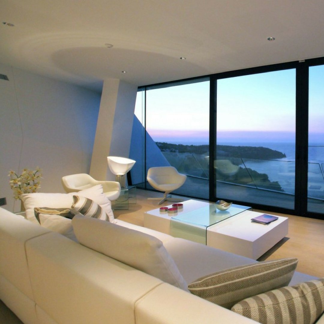 Size özel villada lüksü ve denizin enginliğini hissedin!
32 metrelik geniş salon penceresi ile muhteşem deniz manzarası ayaklarınıza seriliyor. #vipturizm  s.vip.com.tr/1518