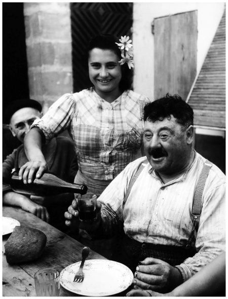 PhotosHistos's tweet photo. Vigneron en Gironde, 1945 #histoire photo par Willy Ronis https://t.co/8b6C5e9RzL